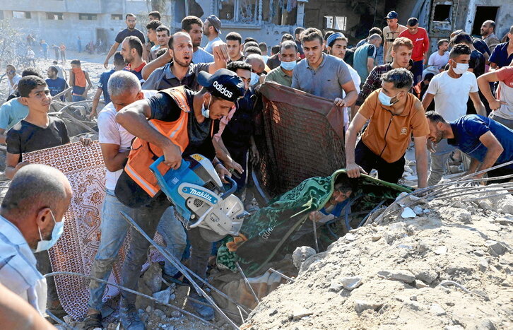Intento de rescate de palestinos atrapados en los escombros de una casa destruida en el   bombardeo israelí sobre Rafah, en la frontera con Egipto.