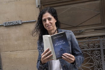 Begoña Pro posa con su nueva novela, titulada ‘Las cien puertas’.