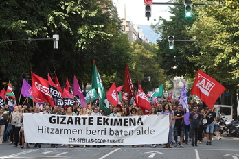 Imagen de la manifestación realizada en Bilbo en el marco de la primera jornada de huelga en los centros de iniciativa social.