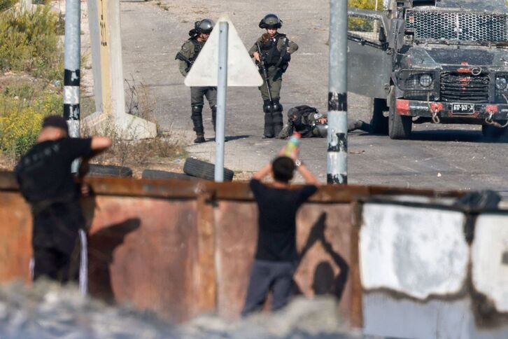 Palestinar eta soldadu israeldarren arteko borrokak Ramallahn, Zisjordanian.