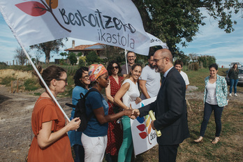 Julien Charles prefetak auzia konpontzearen aldeko hitzak izan ditu gurasoen aurrean.