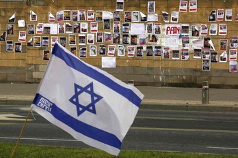 Fotografías en Tel Aviv de las personas cuativas en Gaza.