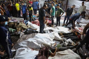 Los cadáveres se apilan en el hospital bombardeado en Gaza.