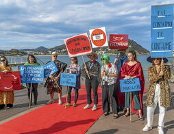 Acto en Donostia por el Día Internacional contra la Pobreza.