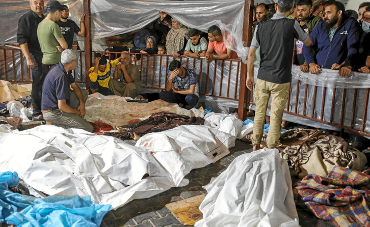 Cadáveres de las víctimas del ataque en el exterior del hospital de Al Ahli.