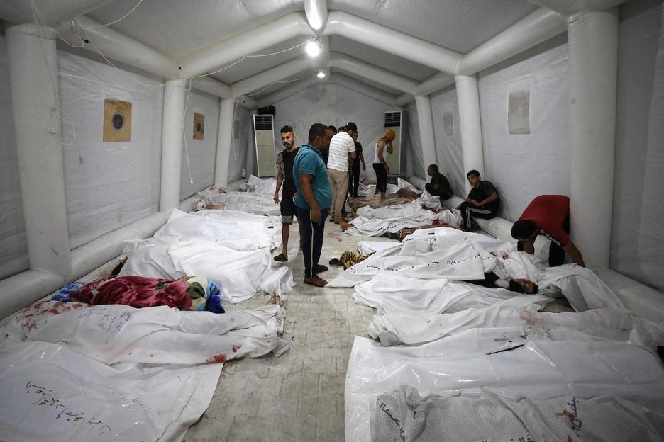Los cadáveres de los fallecidos en el bombardeo han sido trasladados al hospital Al Shifa de Gaza.