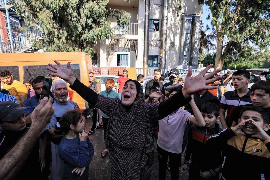 Palestinos reaccionan en el exterior del hospital tras el ataque.