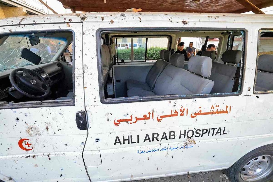 Una ambulancia afectada por el ataque.