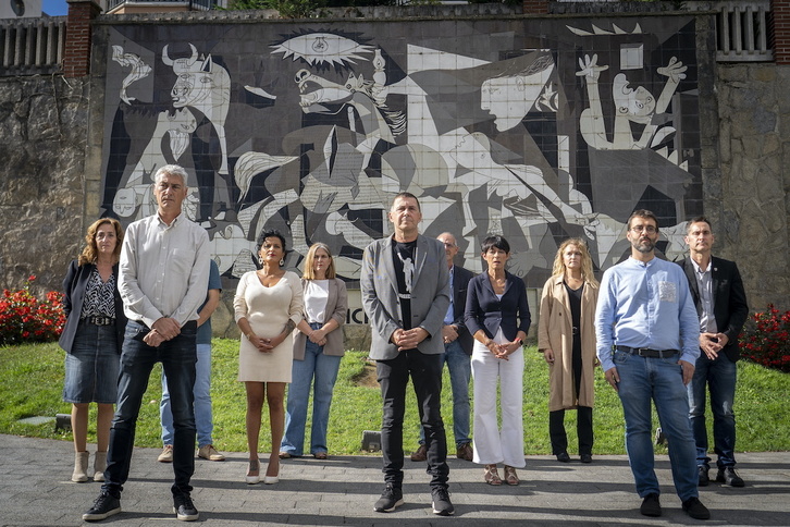 Los integrantes de EH Bildu, en Gernika, junto al mural del ‘Guernica’.