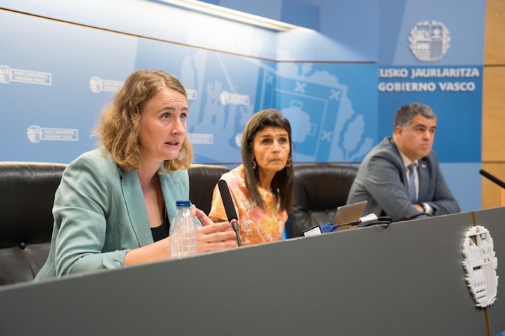 Julia Shershneva, directora de Ikuspegi, explica el resultado de la encuesta junto a la consejera Nerea Melgosa.