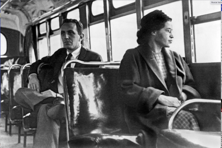 Rosa Parks irudi historiko batean: autobusean, atxilotua izan aurretik.