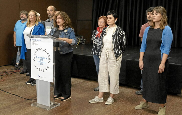 Comparecencia conjunta de Kontseilua y la mayoría sindical vasca, ayer en Bilbo.