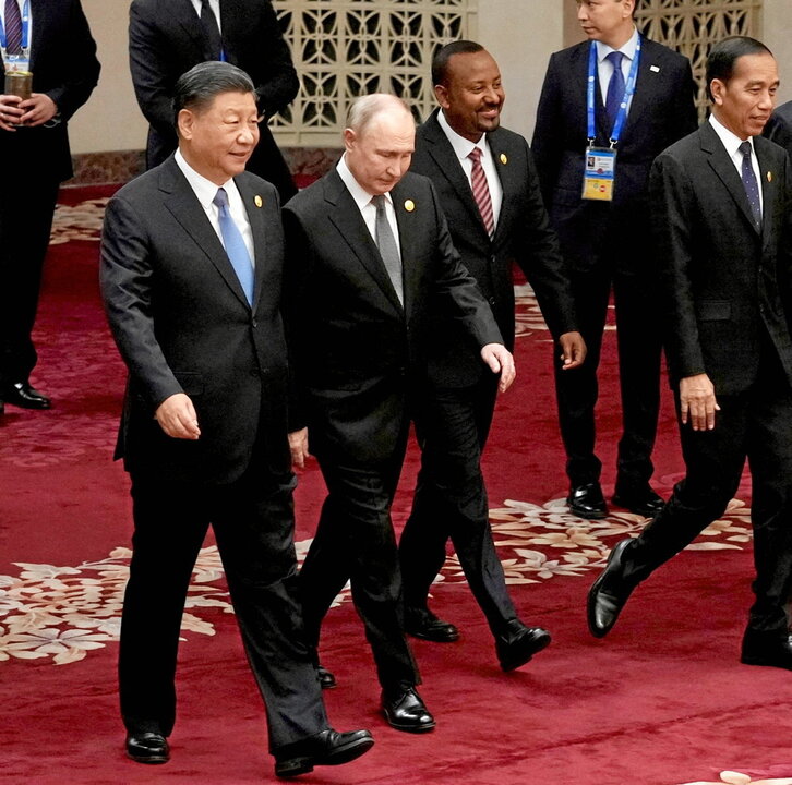 Xi Jinping y Vladimir Putin se dirigen a posar para la fotografía oficial.