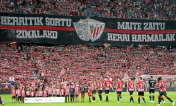 La grada popular recuperó la animación en el último partido ante el Almería.