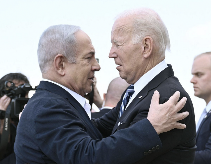 Netanyahu y Biden se abrazan en el aeropuerto.