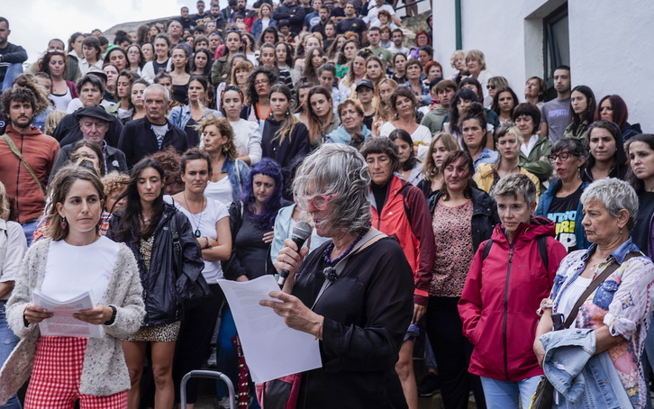 Sexu eraso bat salatzeko Algortako mugimendu feministak egindako elkarretaratze baten artxiboko irudia, 2022ko udakoa.