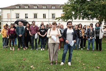 Euskal Konfederazioak gaur goizean EEPk Baionan duen egoitzatik aurrean antolaturiko agerraldia.