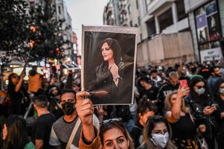 Retrato de Mahsa Amini en unas protestas en Estambul. 