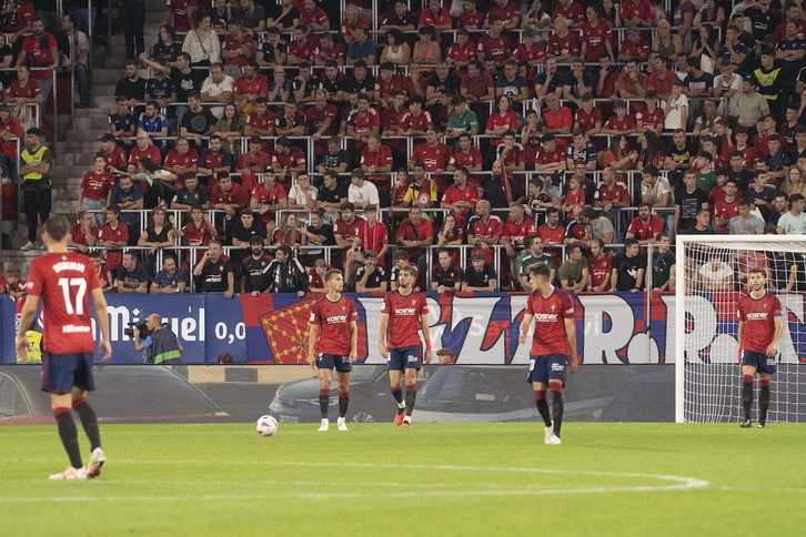 Jugadores de Osasuna reaccionan al gol del Atlético de Madrid.
