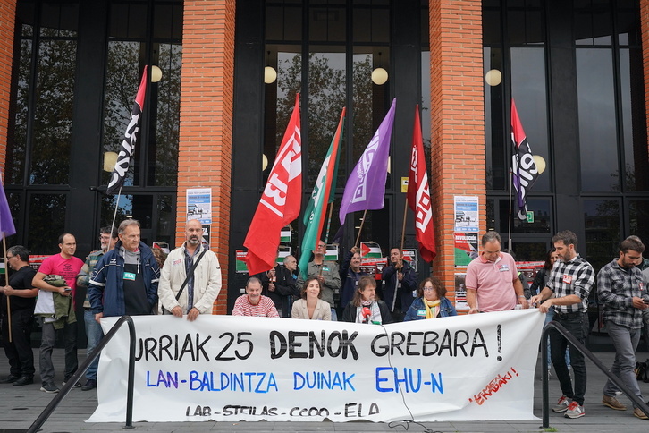 Comparecencia sindical en el campus de Gasteiz de la UPV-EHU.