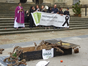 La protesta de UAGA ha recorrido las calles del centro de Gasteiz y ha finalizado frente al Palacio Foral.