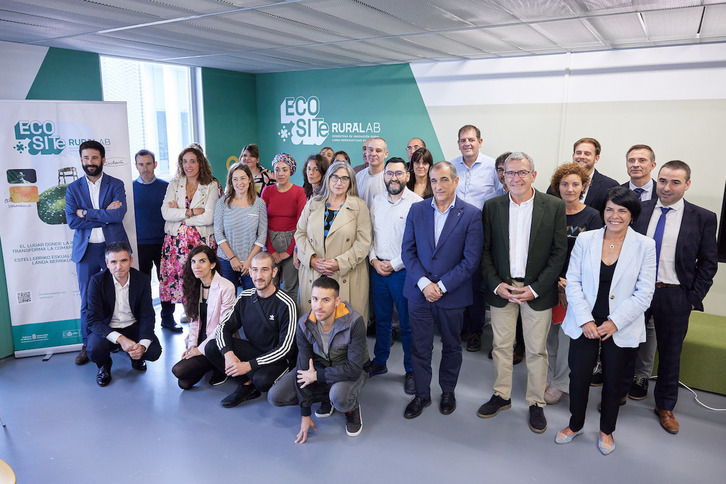 El consejero Óscar Chivite, resto de autoridades y participantes en el acto ‘Ecosite RuralLab’.