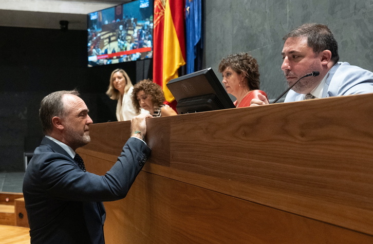 Javier Esparza (UPN) ante el presidente del Parlamento, Unai Hualde (Geroa Bai), en un pleno de la Cámara. 