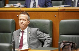 El consejero de Educación, Jokin Bildarratz, durante el Pleno en el Parlamento.