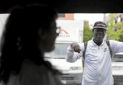 Irati y Beltza, portavoz de Africa United, durante el encuentro mantenido con GARA.