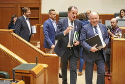 Carlos Iturgaiz y Carmelo Barrio, al frente, y al fondo, Luis Ignacio Gordillo.