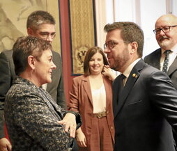 Pere Aragonès conversa con los portavoces de EH Bildu Mertxe Aizpurua y Gorka Elejabarrieta.