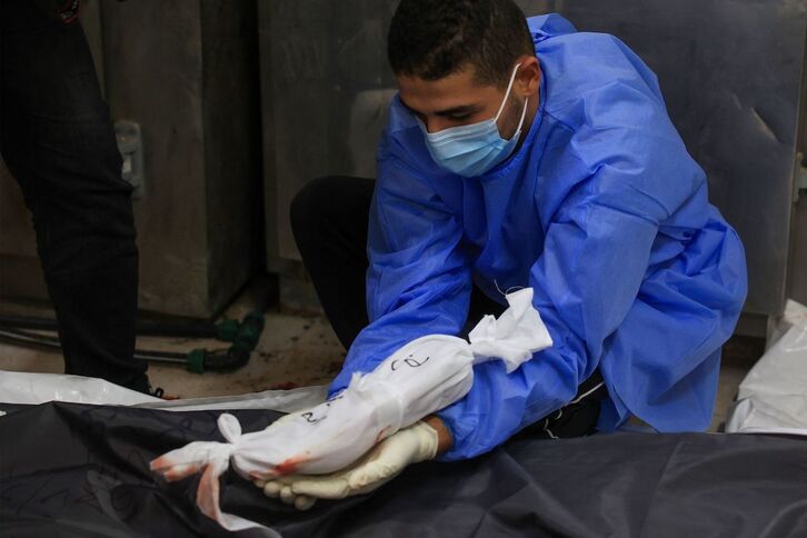 Un médico de Gaza, con los restos de un bebé que no llegó a nacer al morir su madre en un bombardeo