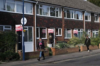 Carteles que piden el voto para el laborista Alistair Strathern en Shefford, Bedfordshire.