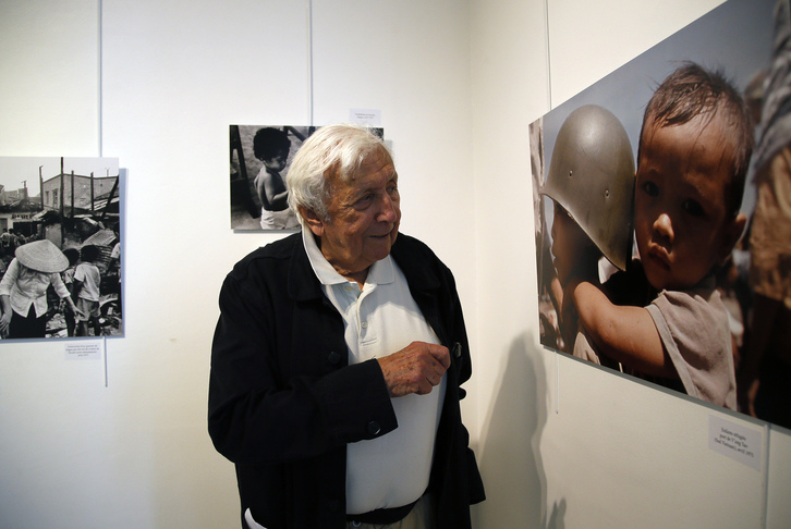 Jacques Pavlovsky, rodeado de sus fotografías, en la exposición que se pudo ver en Urruña en 2018. 