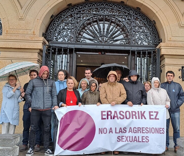 Concentración institucional celebrada en Getxo.