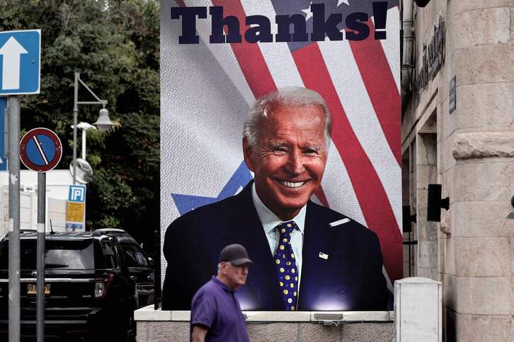 Un cartel israelí agradeciendo la ayuda de Biden.