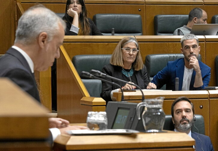 Kortajarena y Arrese atienden a Urkullu ayer en el Parlamento.