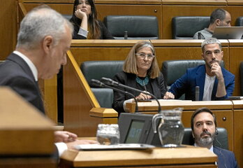 Kortajarena y Arrese atienden a Urkullu ayer en el Parlamento.