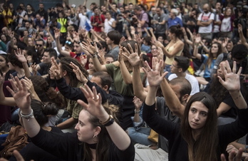 Gazte talde bat, 2017ko urriaren 2an, erreferendumaren hurrengo egunean, protesta egiten.