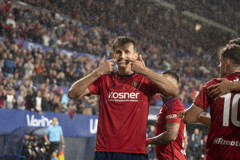 Budimir, el gran protagonista del choque, celebra uno de sus goles.