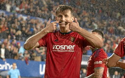 Budimir, el gran protagonista del choque, celebra uno de sus goles.