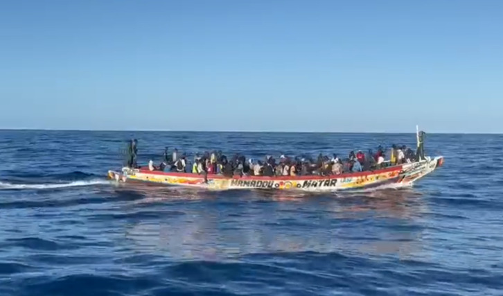 Un cayuco cerca de la isal canaria de El Hierro.