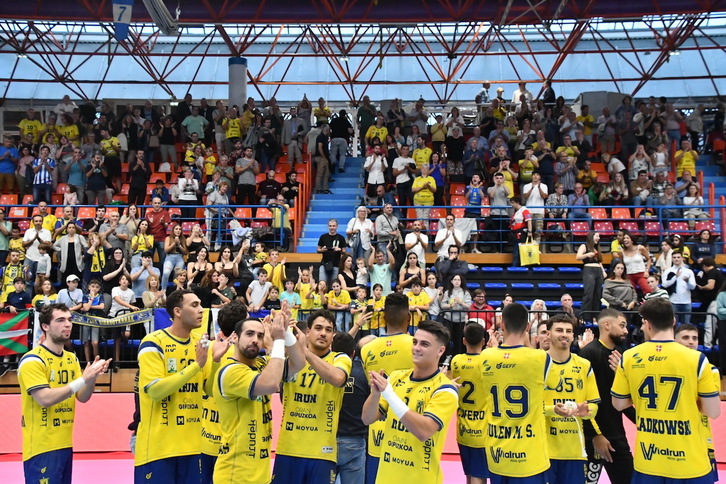 Los jugadores del Bidasoa saludan a los aficionados tras la victoria ante el Nava.