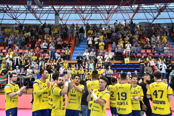 Los jugadores del Bidasoa saludan a los aficionados tras la victoria ante el Nava.
