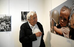 Jacques Pavlovsky, rodeado de sus fotografías, en la exposición que se pudo ver en Urruña en 2018.