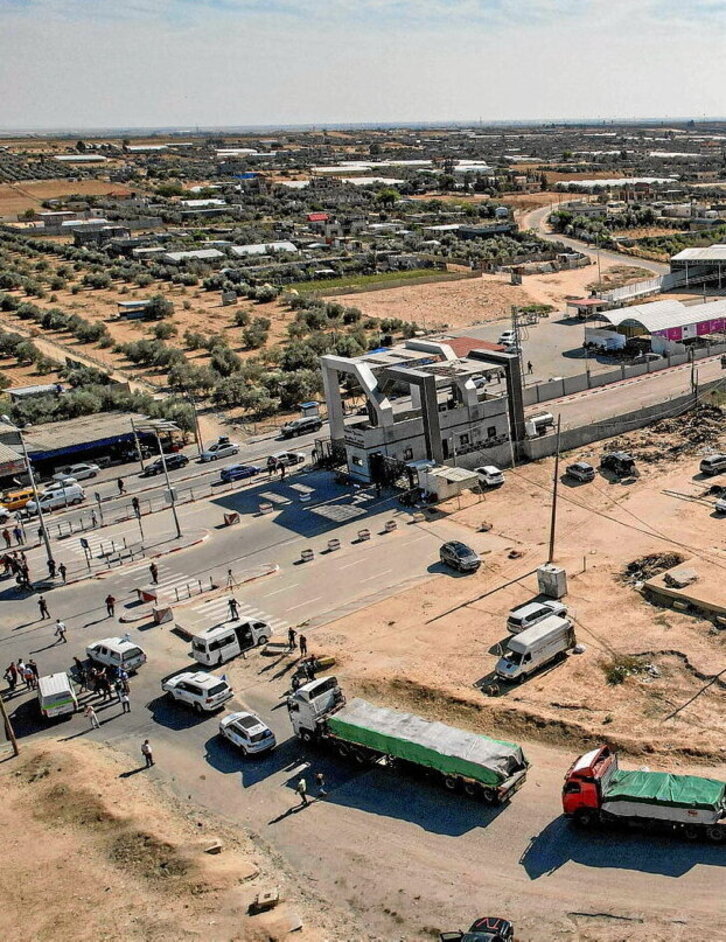 Imagen aérea de los 20 camiones con ayuda humanitaria entrando a Gaza a través del paso fronterizo de Rafah.