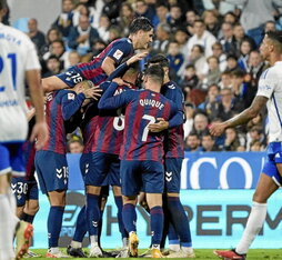 Los armeros celebran el gol de la victoria.