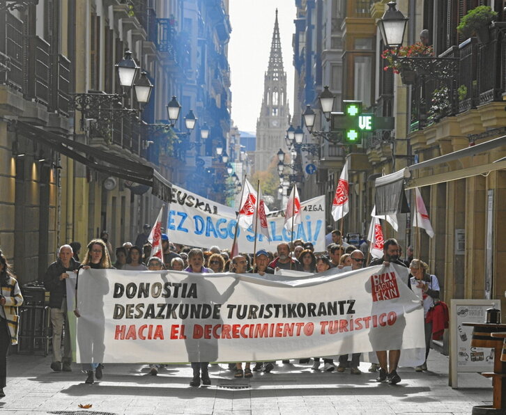 Atzo kalera atera ziren donostiarrak, jasaten ari diren turismo masiboa salatzeko.