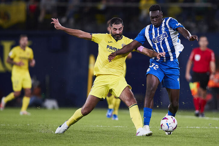 Samu Omorodion, en la imagen ante Albiol, ha estado muy activo durante todo el partido.