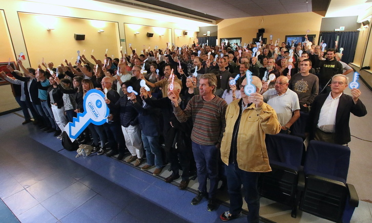 Los reunidos el sábado en Gernika, llave en mano.